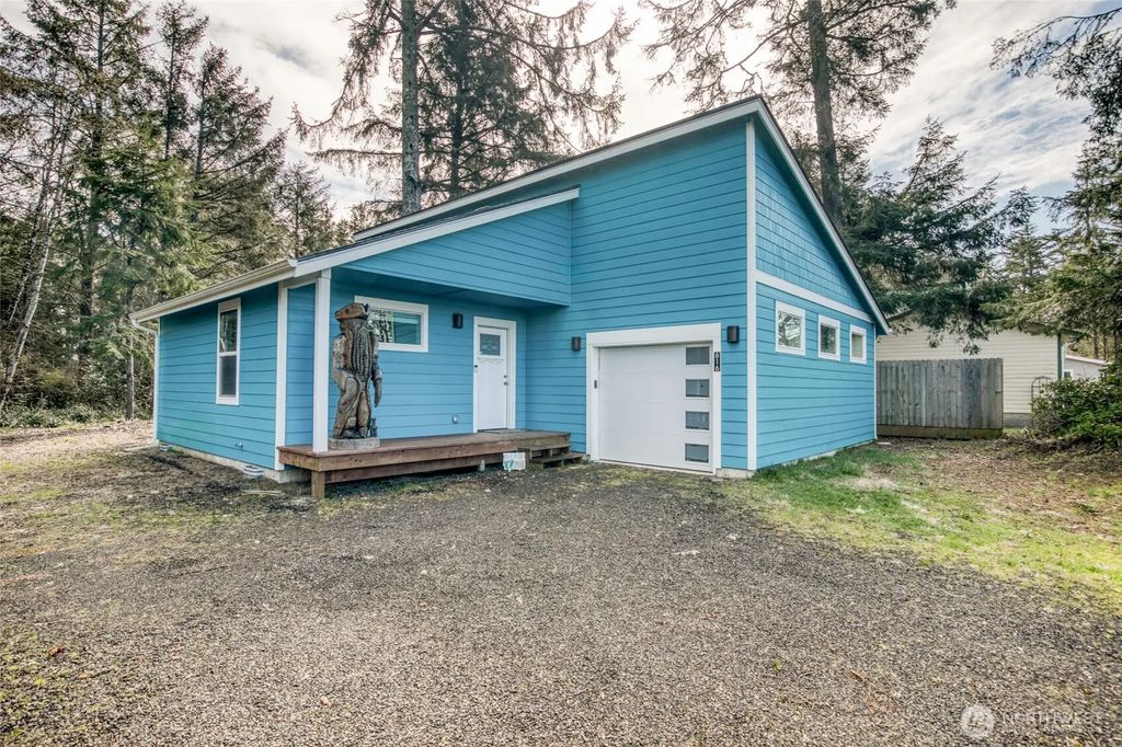 616 Sunset Avenue Ne, Ocean Shores