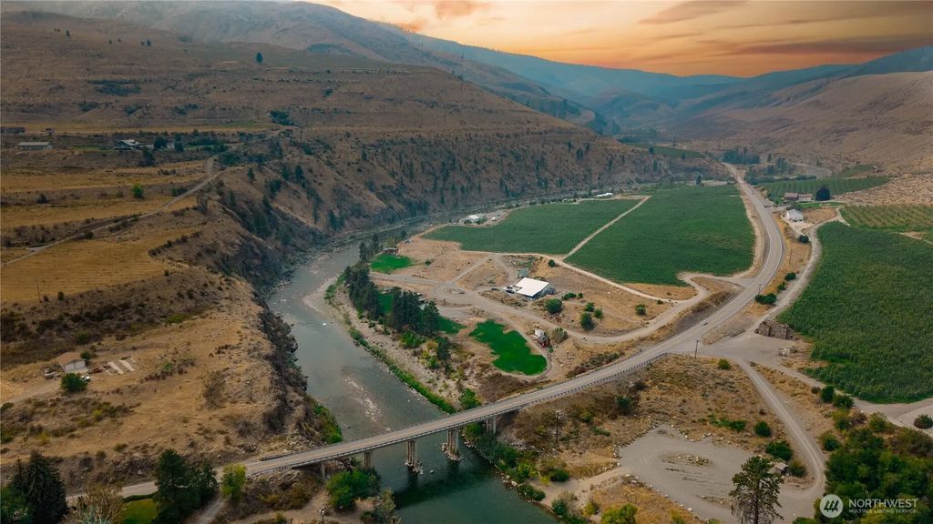 385 Highway 153, Pateros