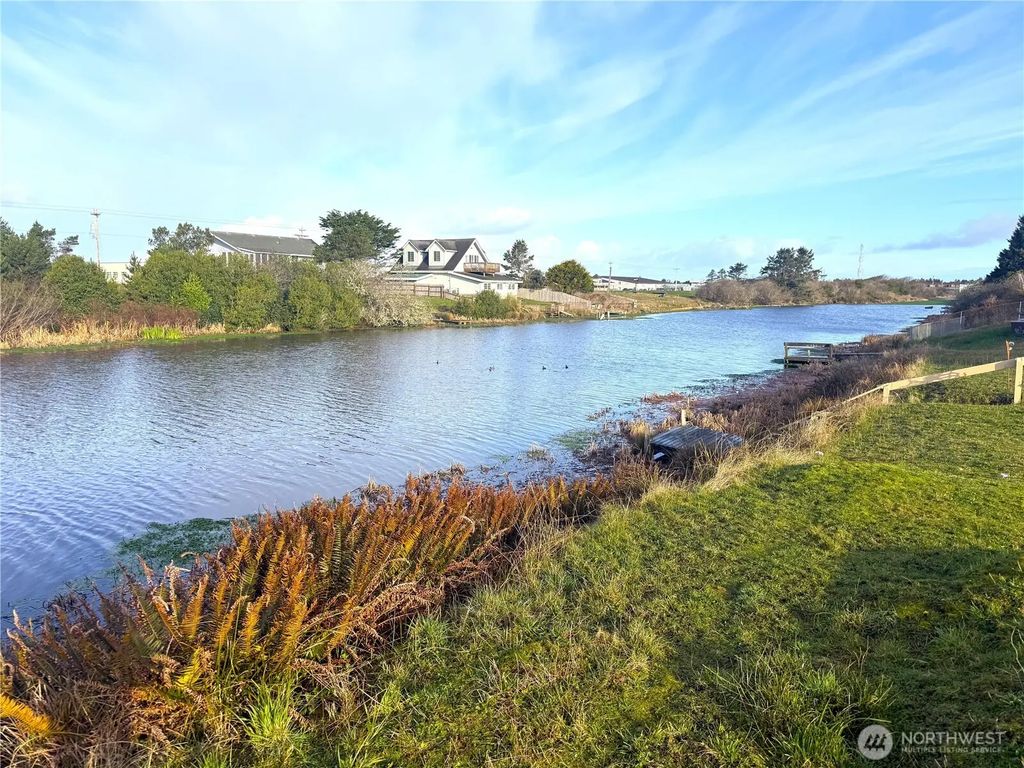 555 Canal Drive Ne, Ocean Shores