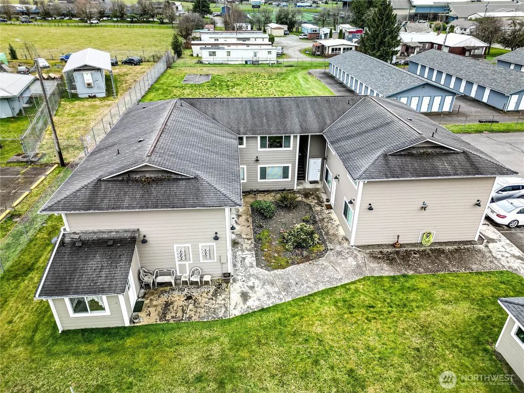 97 S Elderberry Avenue, Forks