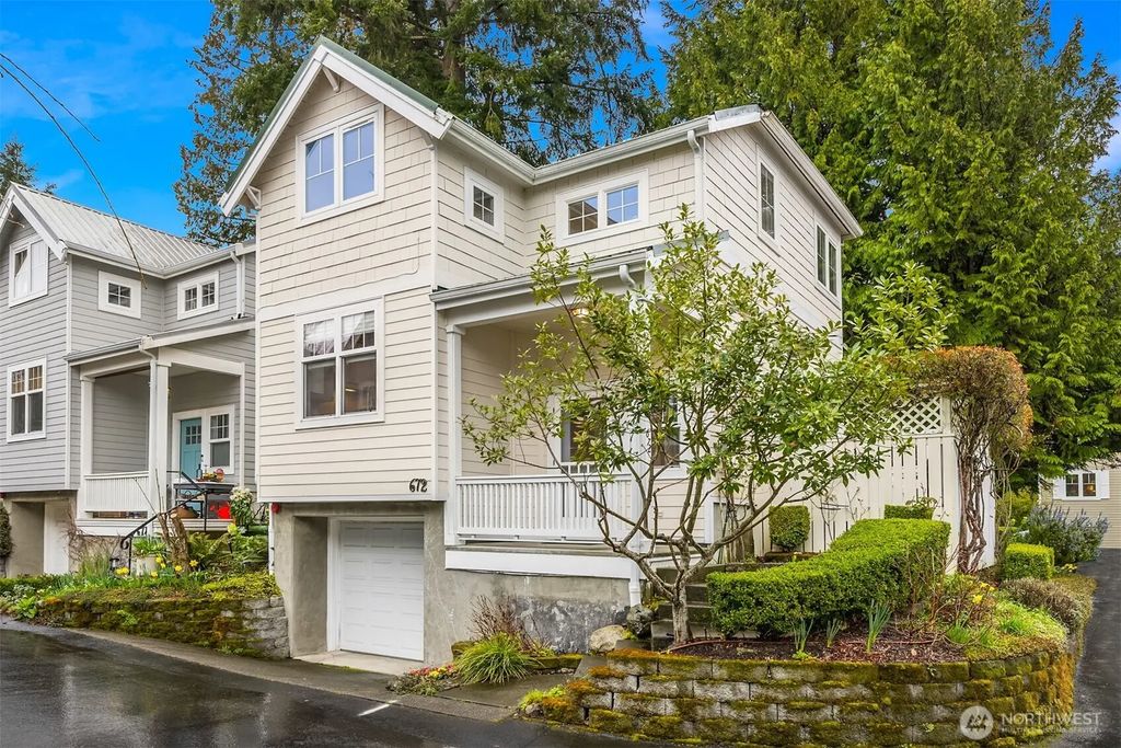 672 Madison Avenue N, Bainbridge Island