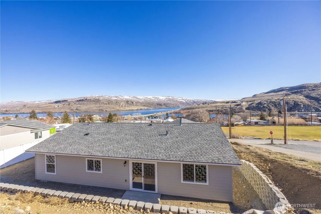 358 Ives Street, Pateros