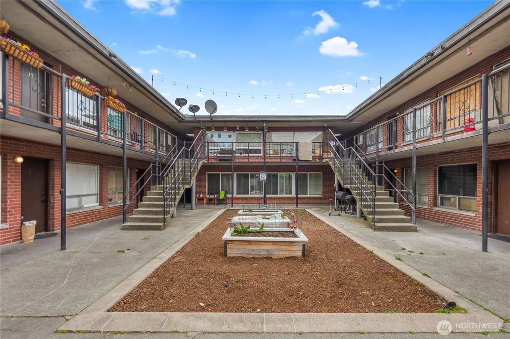 748 S Cloverdale Street 14, Seattle