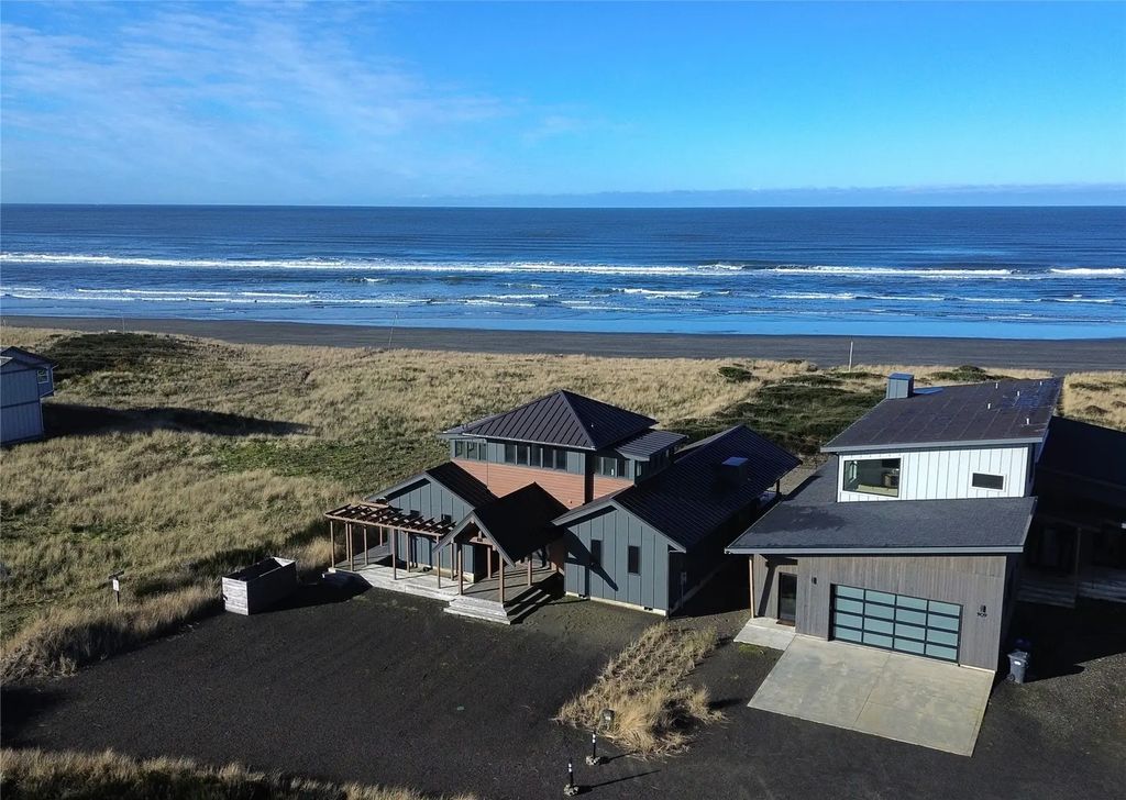 911 Dune Crest, Westport