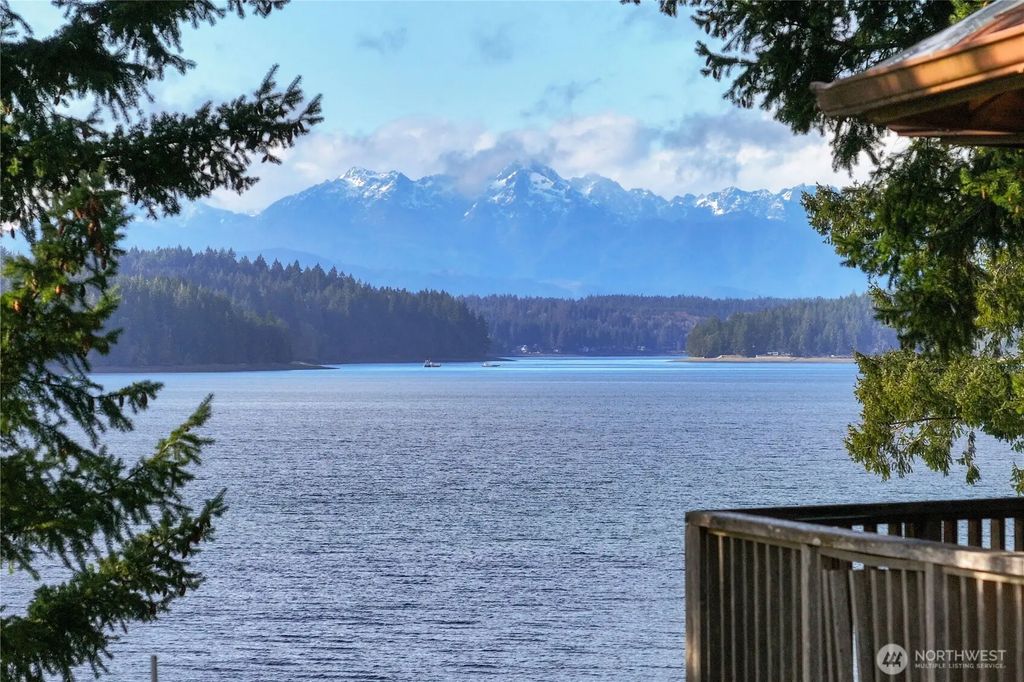 820 E Burgundy Road, Shelton