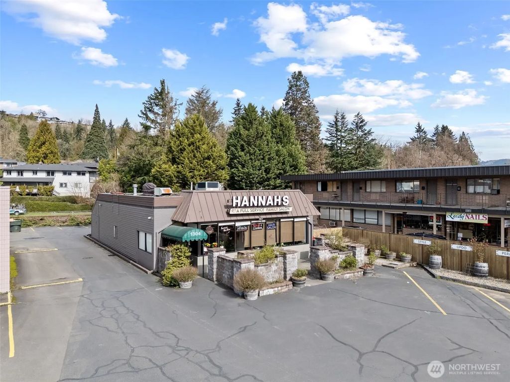 1304 Ocean Beach Highway, Longview