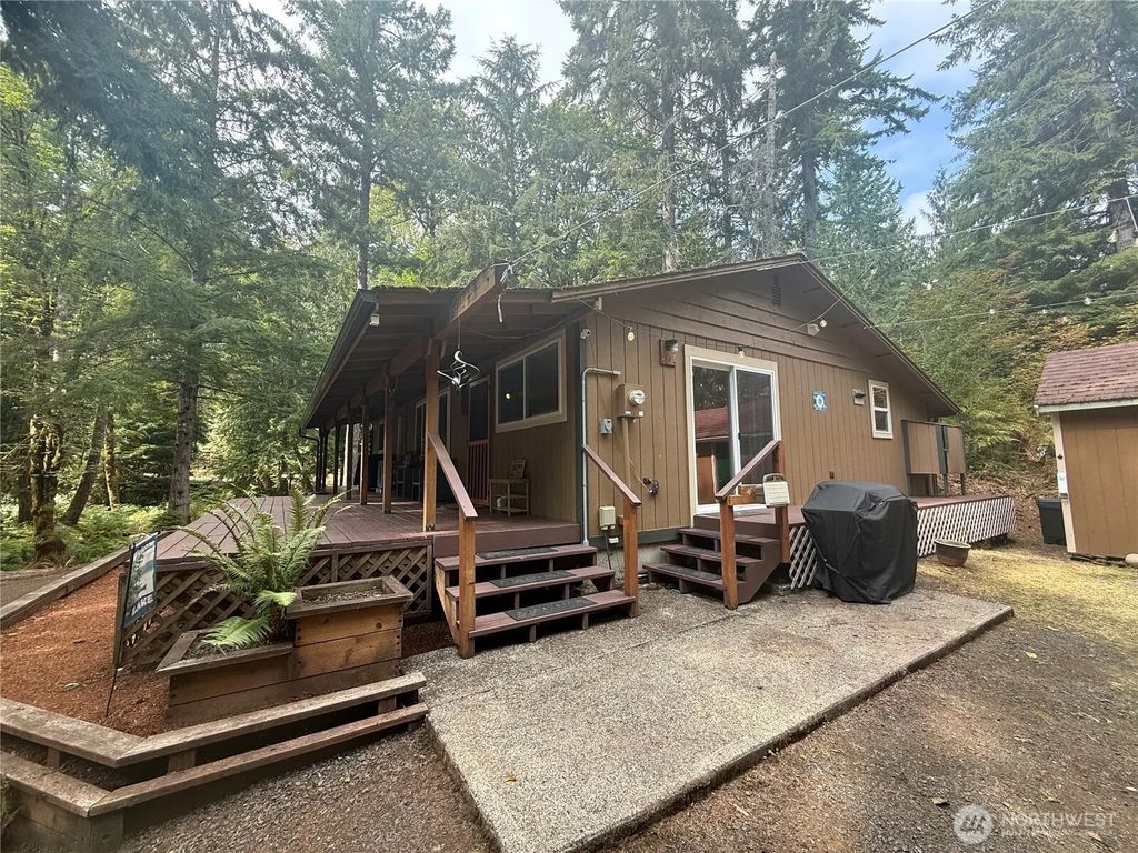 961 N Potlatch Drive, Hoodsport