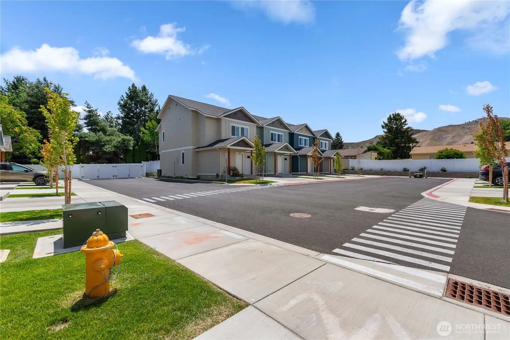 1030 Finch Lane E2, Wenatchee