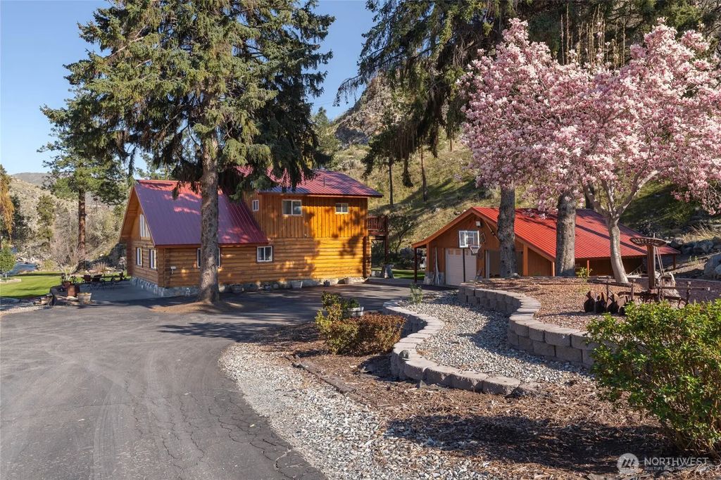 540 Highway 153, Pateros
