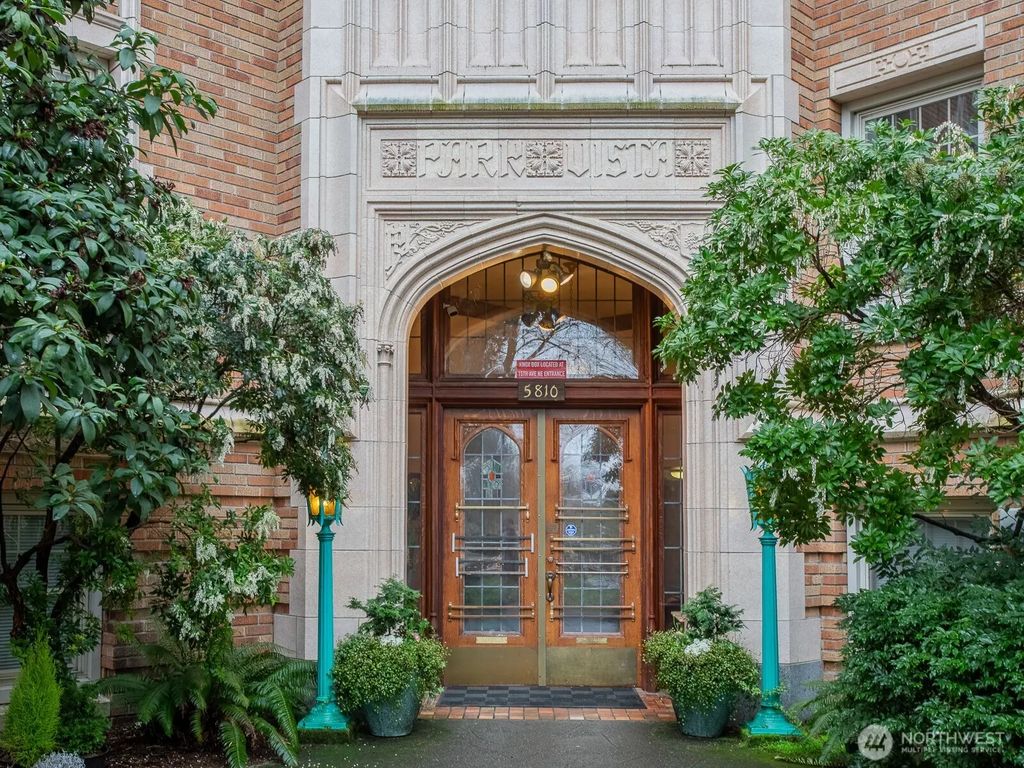 5810 Ne Cowen Place 305, Seattle