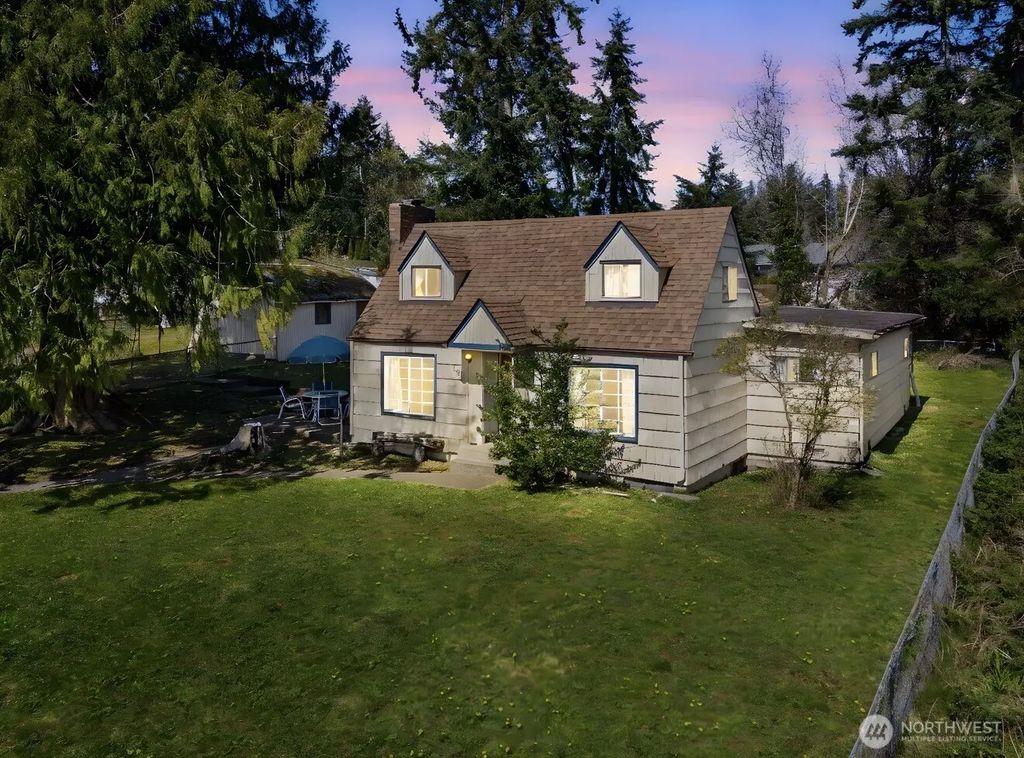 102 W Poplar Street, Shelton