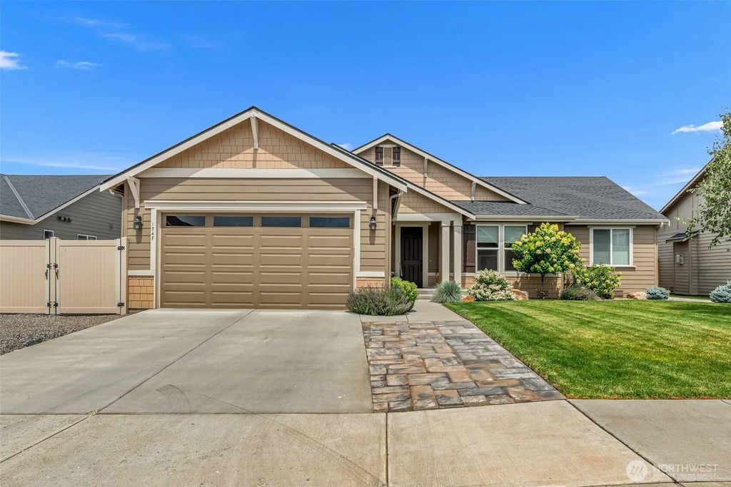 1747 S Blanchard Loop, East Wenatchee