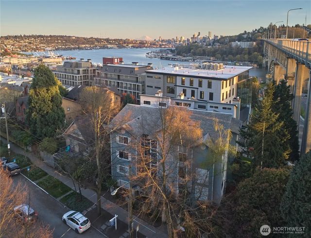 909 N 35th Street 402, Seattle