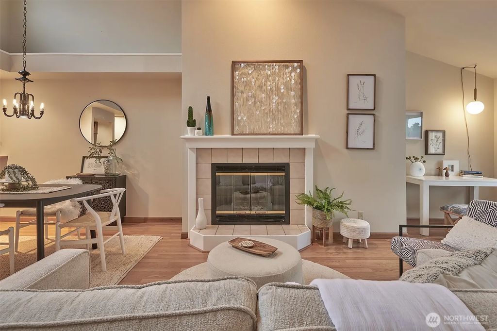 909 N 35th Street 402, Seattle