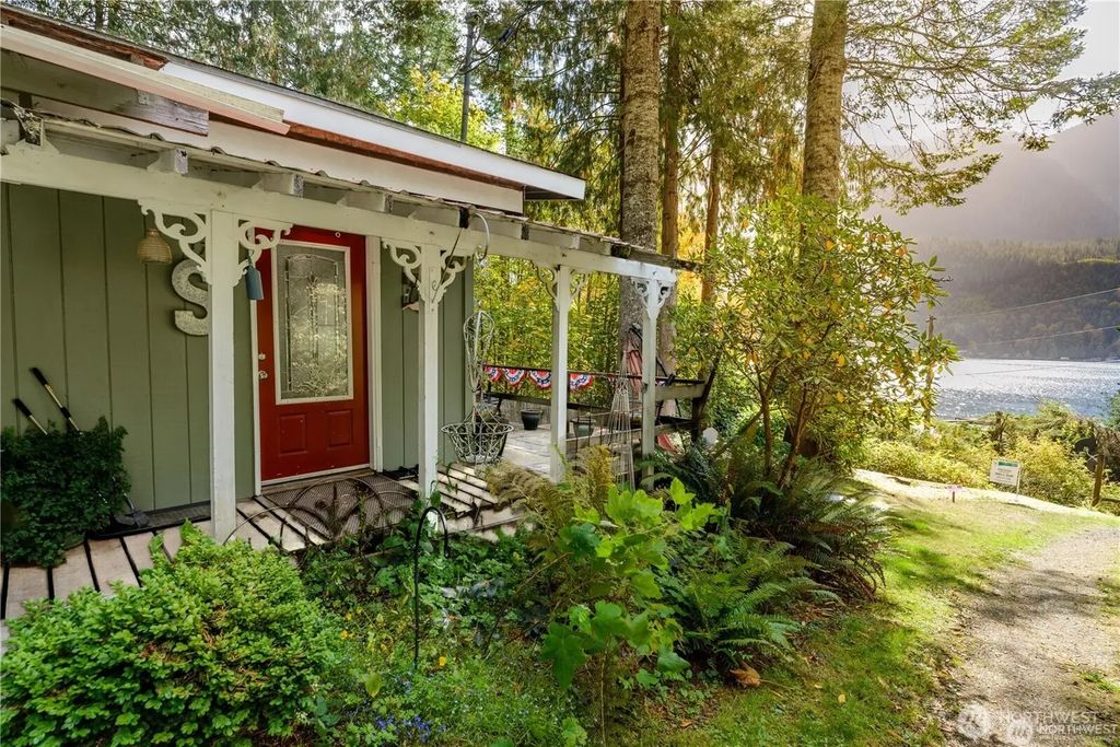 17 Thompson Point Road, Port Angeles