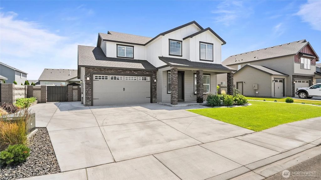 8215 Cardinal Peak St, West Richland