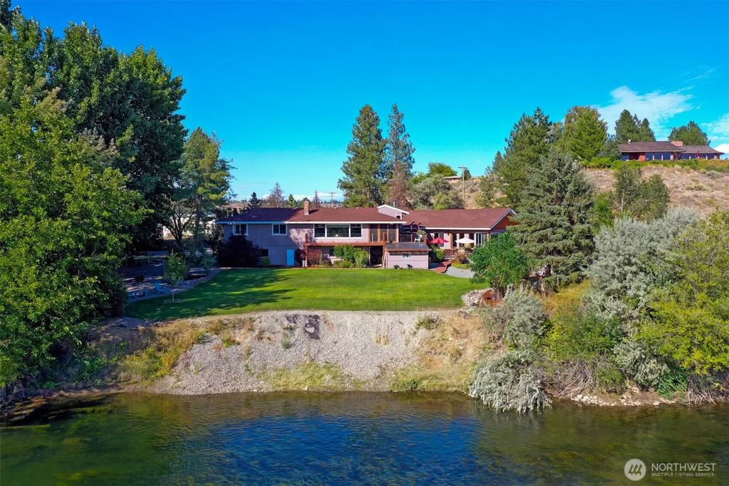 725 Okoma Drive, Omak