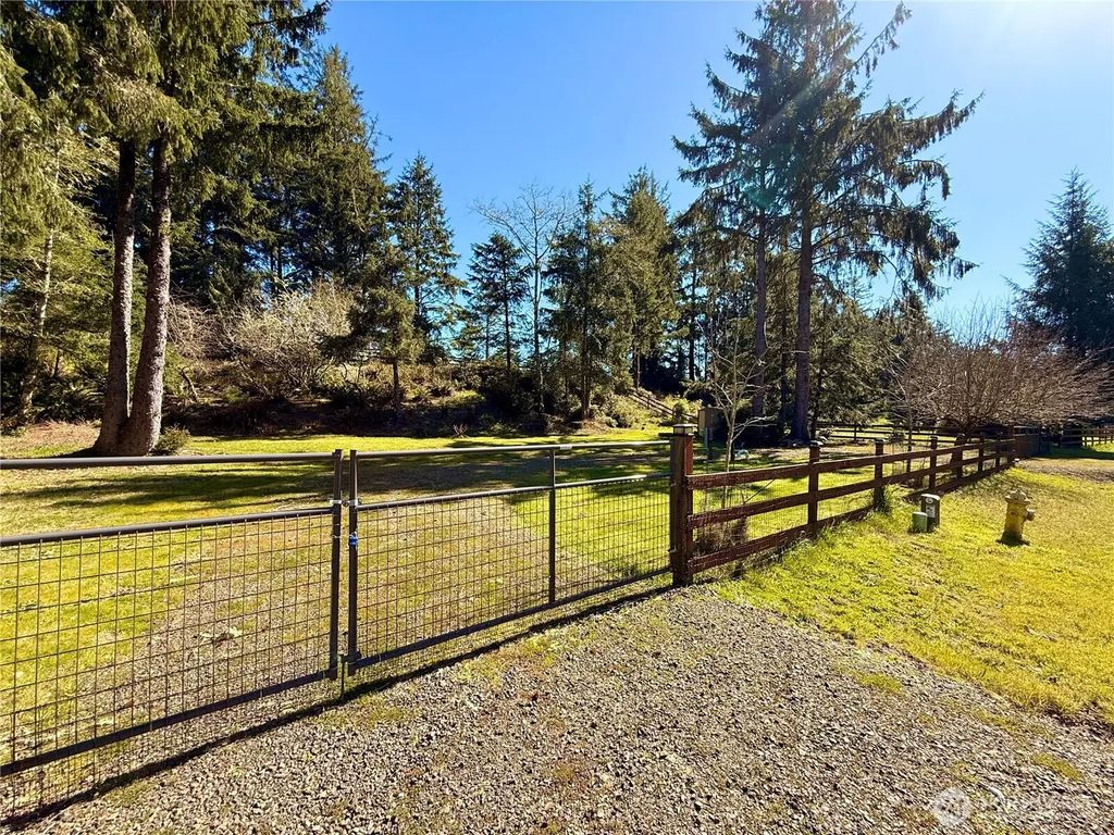 1004 Discovery Avenue Se, Ocean Shores