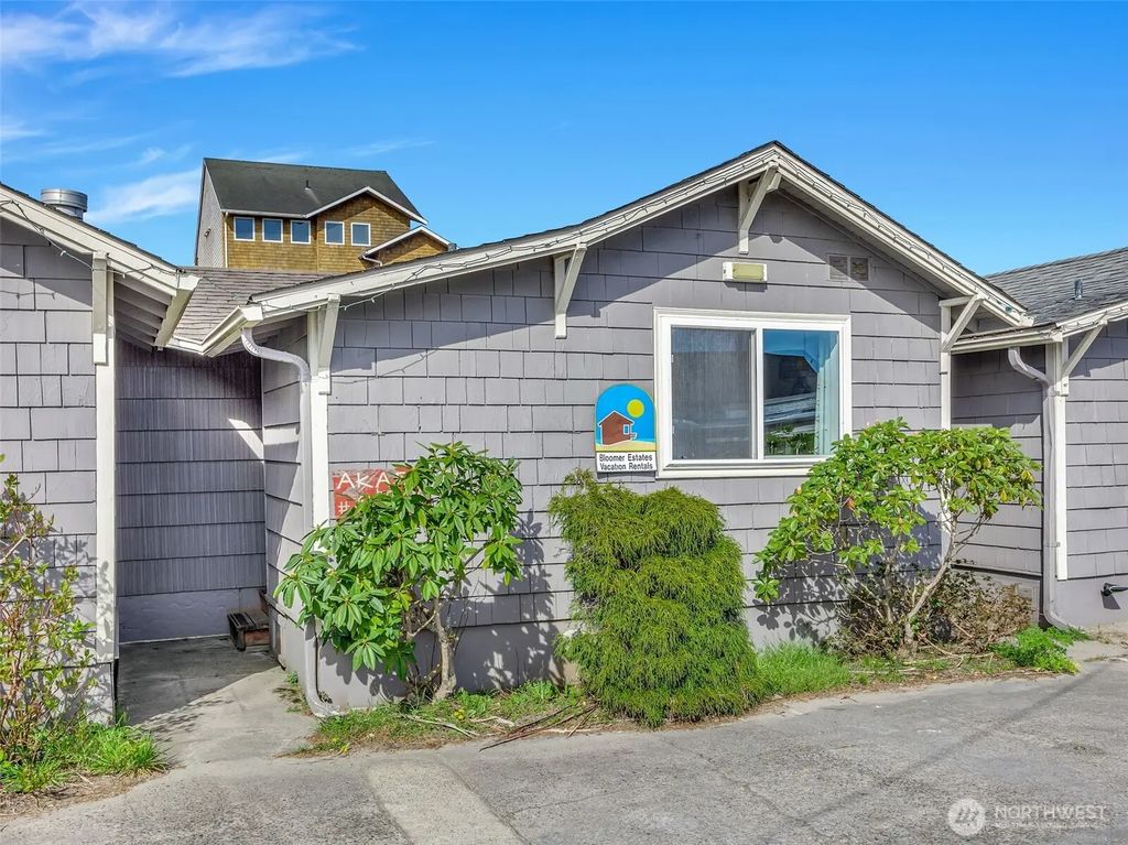105 Ocean Beach Boulevard 4, Long Beach