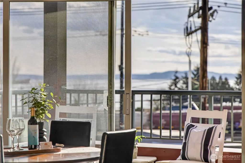 524 6th Avenue W 110, Seattle