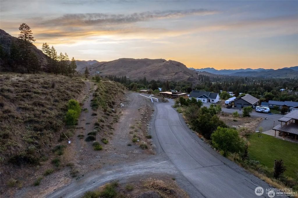 Isabella Lane, Twisp