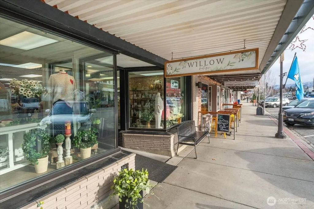 131 E Woodin Avenue, Chelan