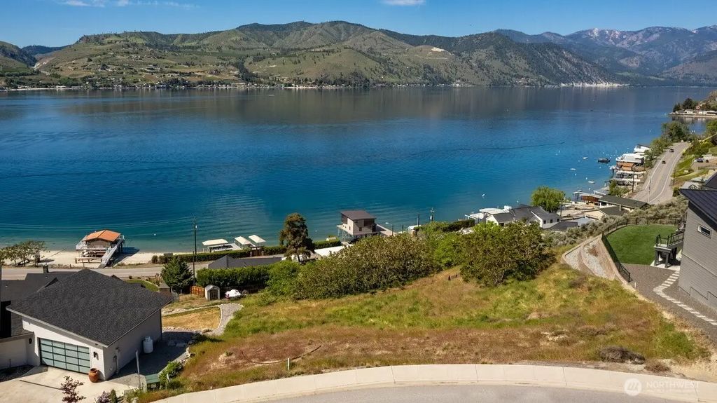 209 Apple Avenue, Chelan