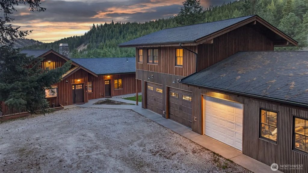 215 Lois Lane, Leavenworth
