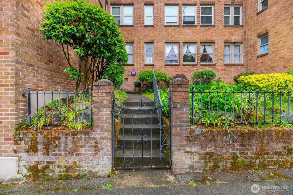 1427 3rd Avenue W 8, Seattle