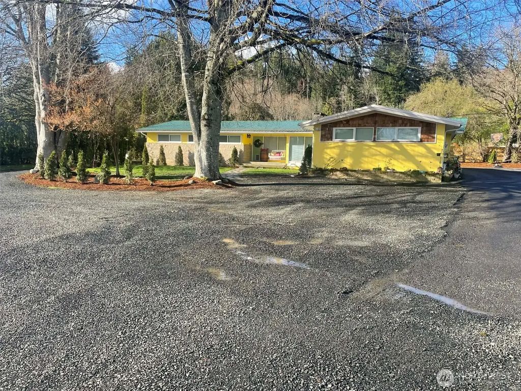 310 W Pine Street, Elma