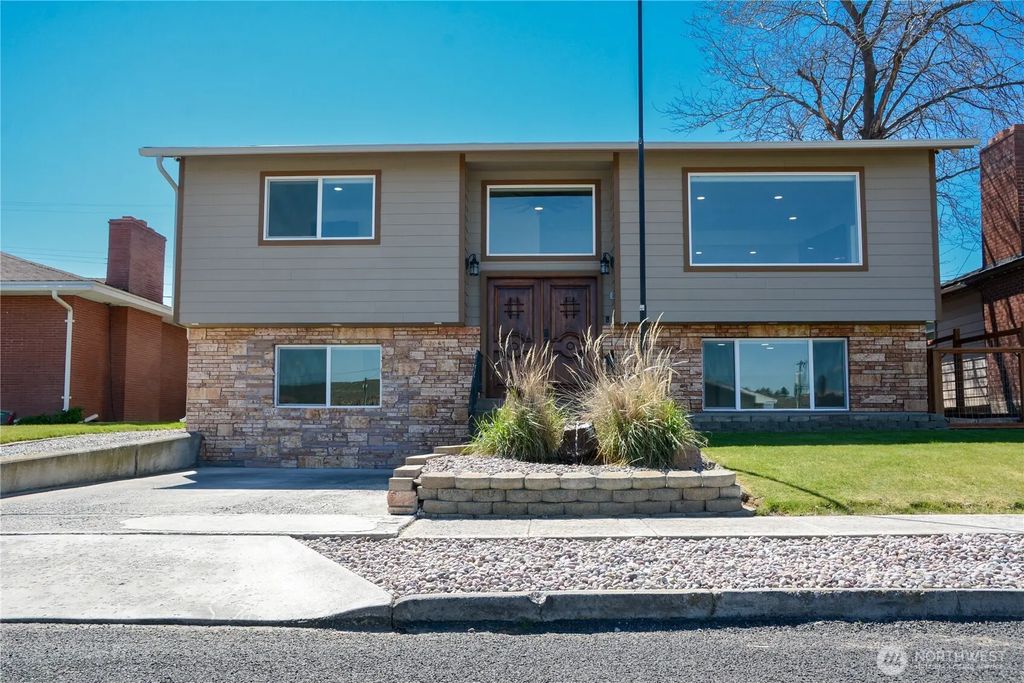 710 E 2nd Avenue, Odessa