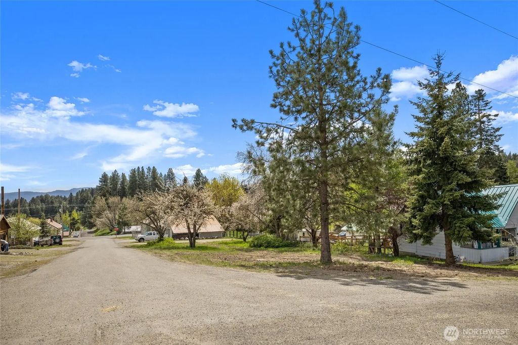 4 Xx W Alaska Avenue, Roslyn