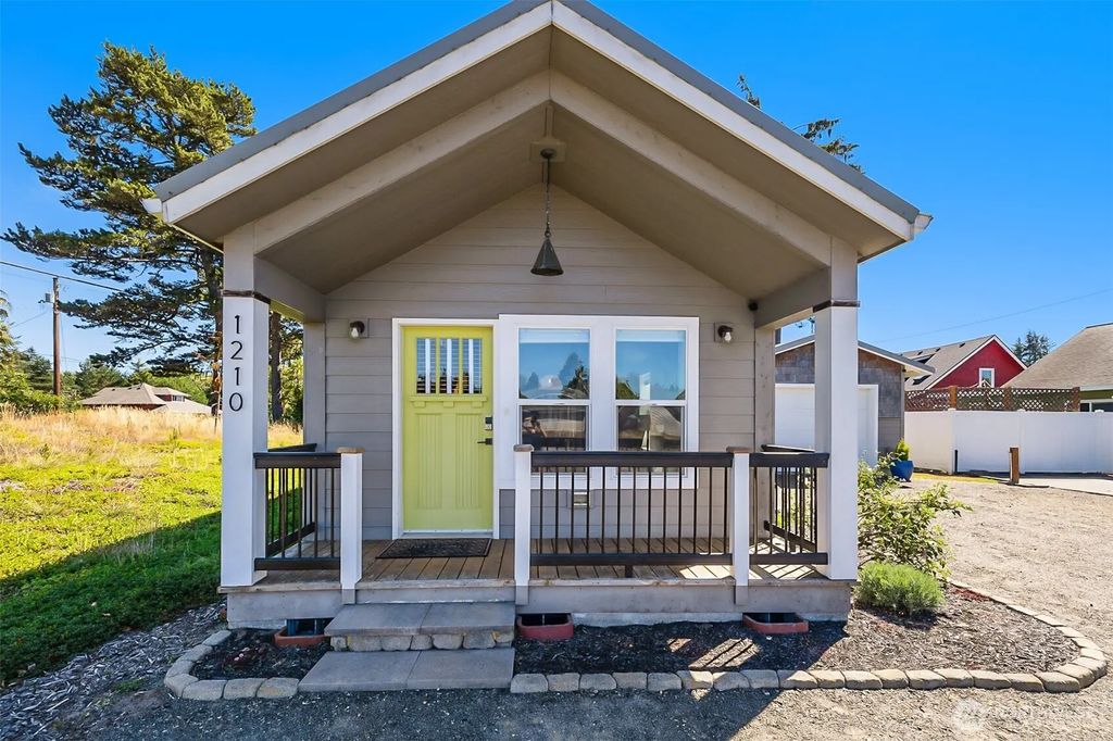 1210 32nd Street, Seaview