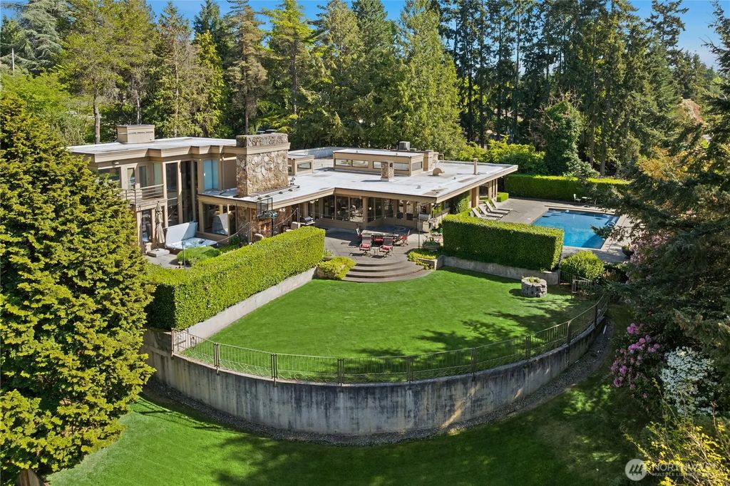 3111 Hunts Point Circle, Hunts Point