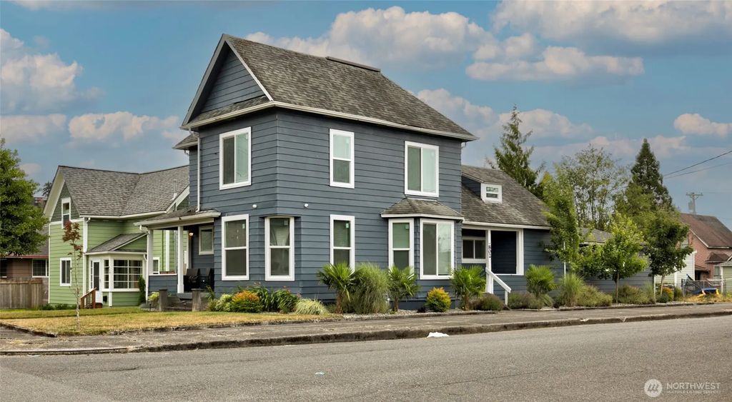 802 Eklund Avenue, Hoquiam