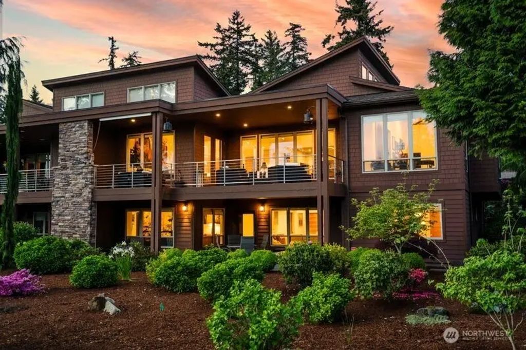 8775 Club House Point Drive, Blaine