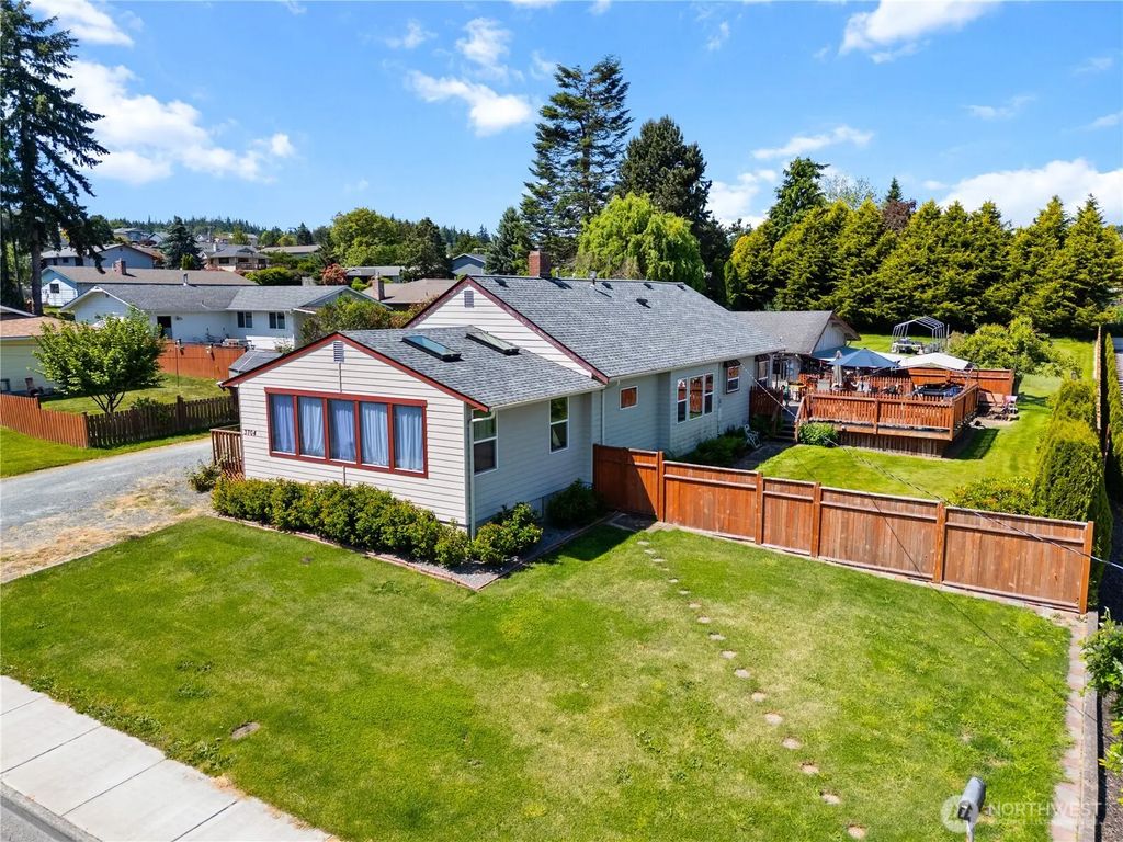 3704 Commercial Avenue, Anacortes