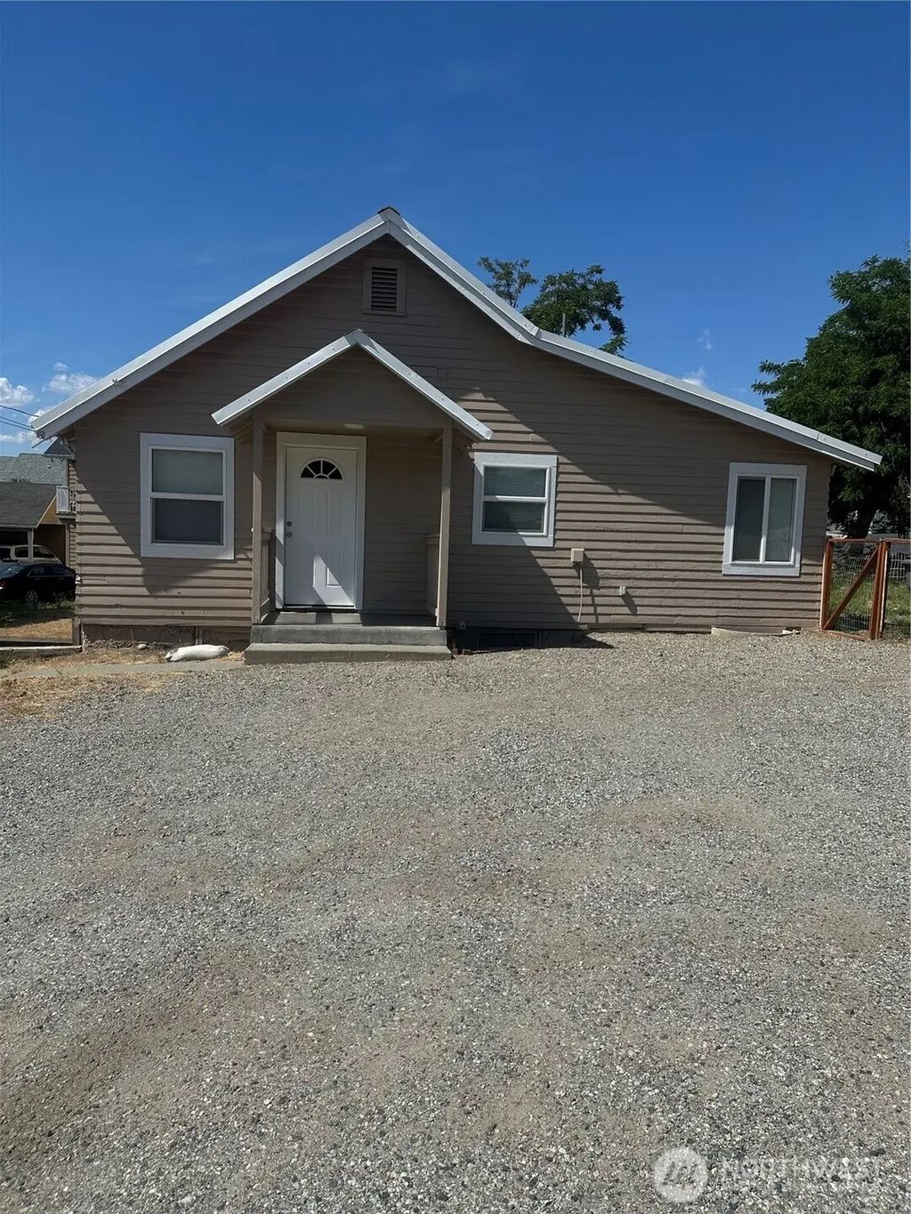 1007 N Baker Ave, East Wenatchee