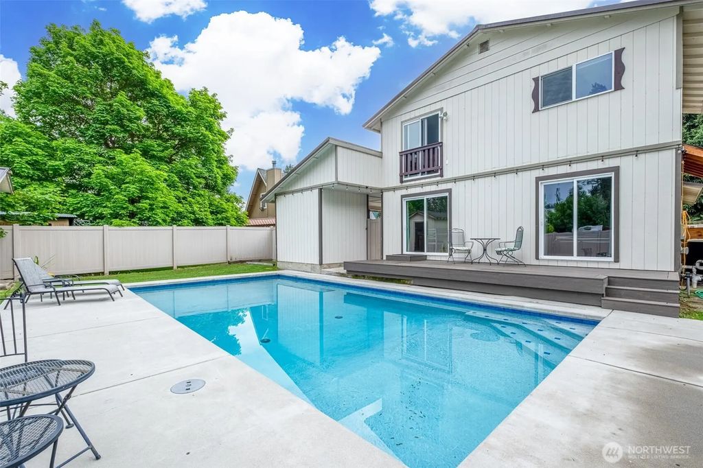 208 West, Leavenworth