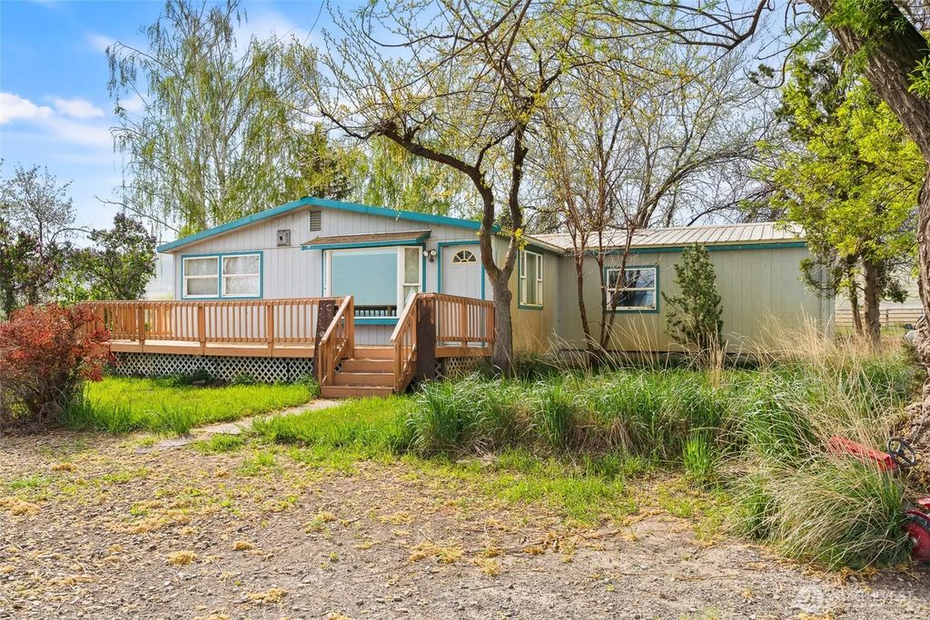3500 Island Road North, White Swan