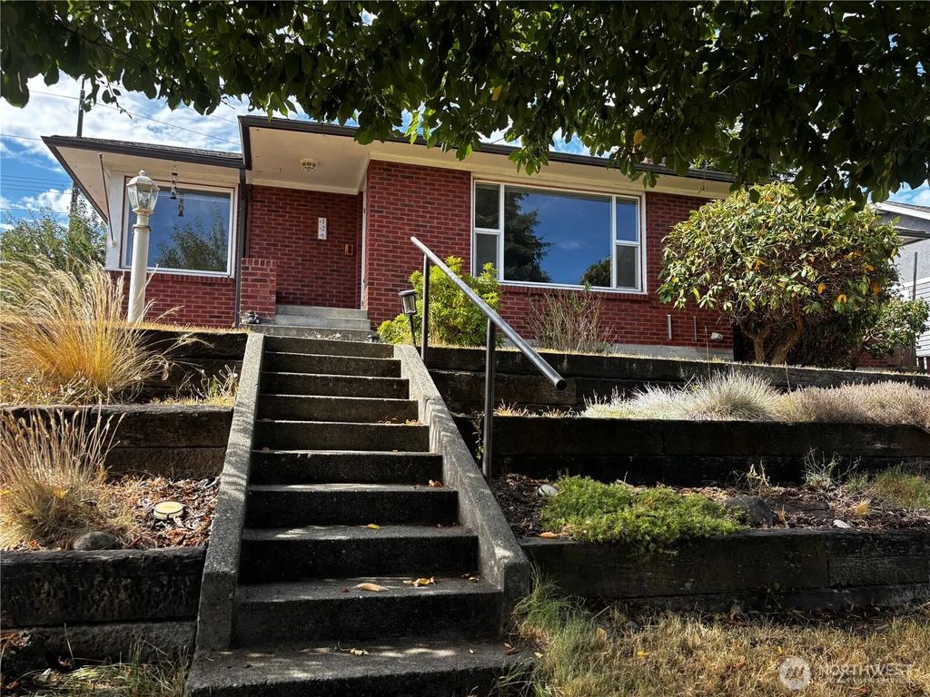 126 W 14th Street, Port Angeles