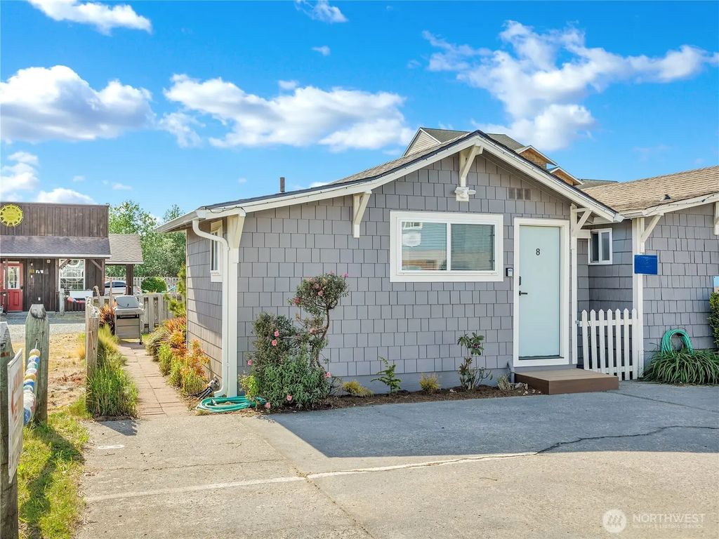 105 Ocean Beach Boulevard S 8, Long Beach