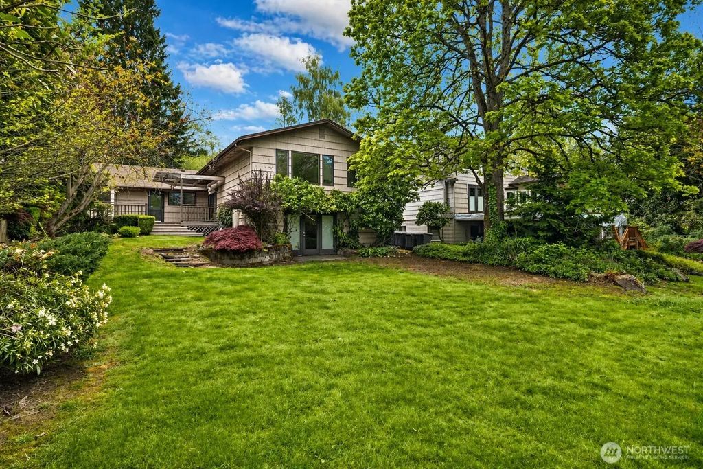 7611 Ne 8th Street, Medina