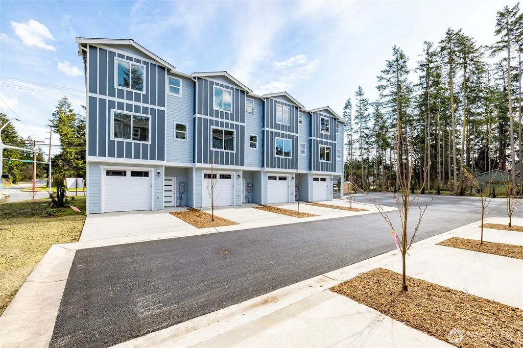 945 Nw Heller Street A2, Oak Harbor