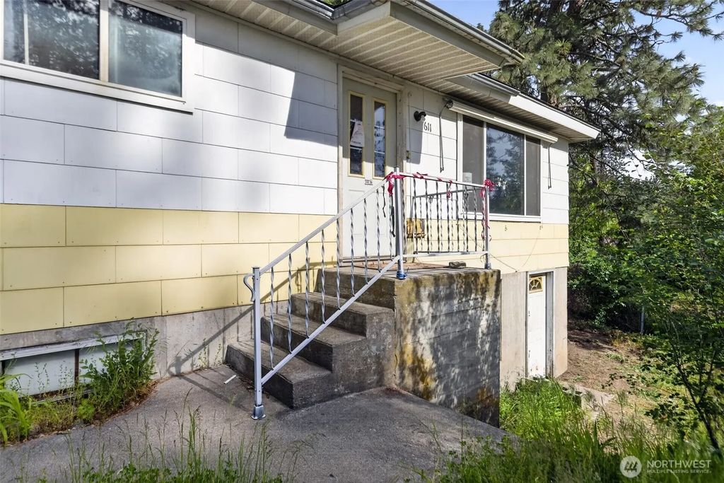 611 S Farr Rd, Spokane