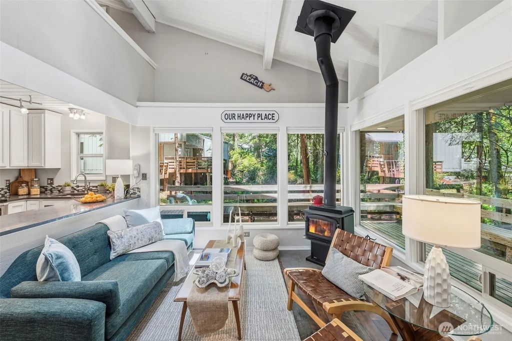 304 E Pointes Drive E, Shelton
