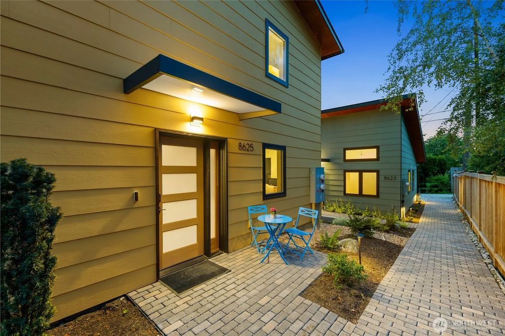 8625 30th Avenue Sw, Seattle