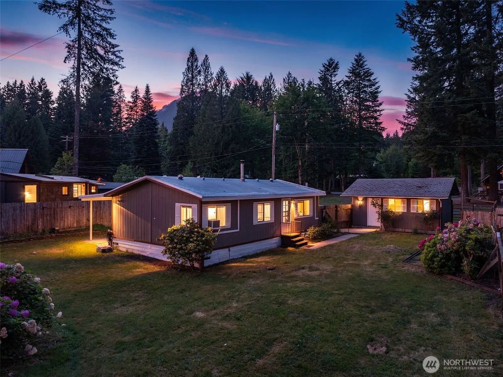 105 Mount Rainier Drive, Packwood