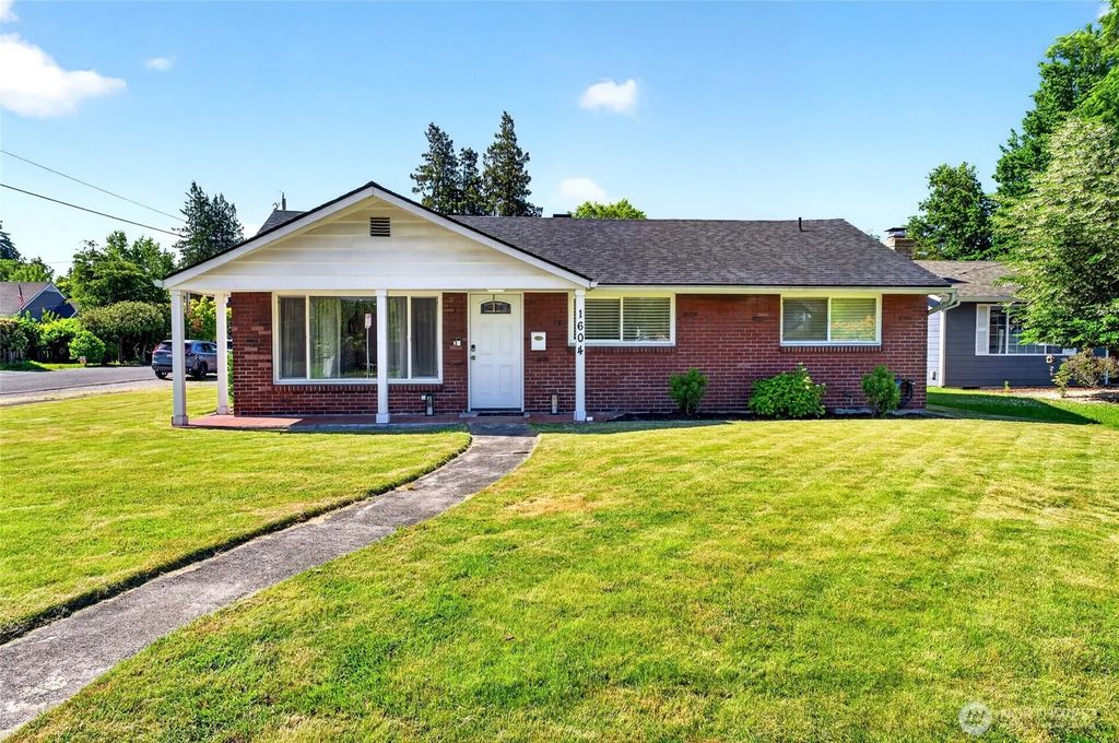 1604 W Pioneer Avenue, Puyallup