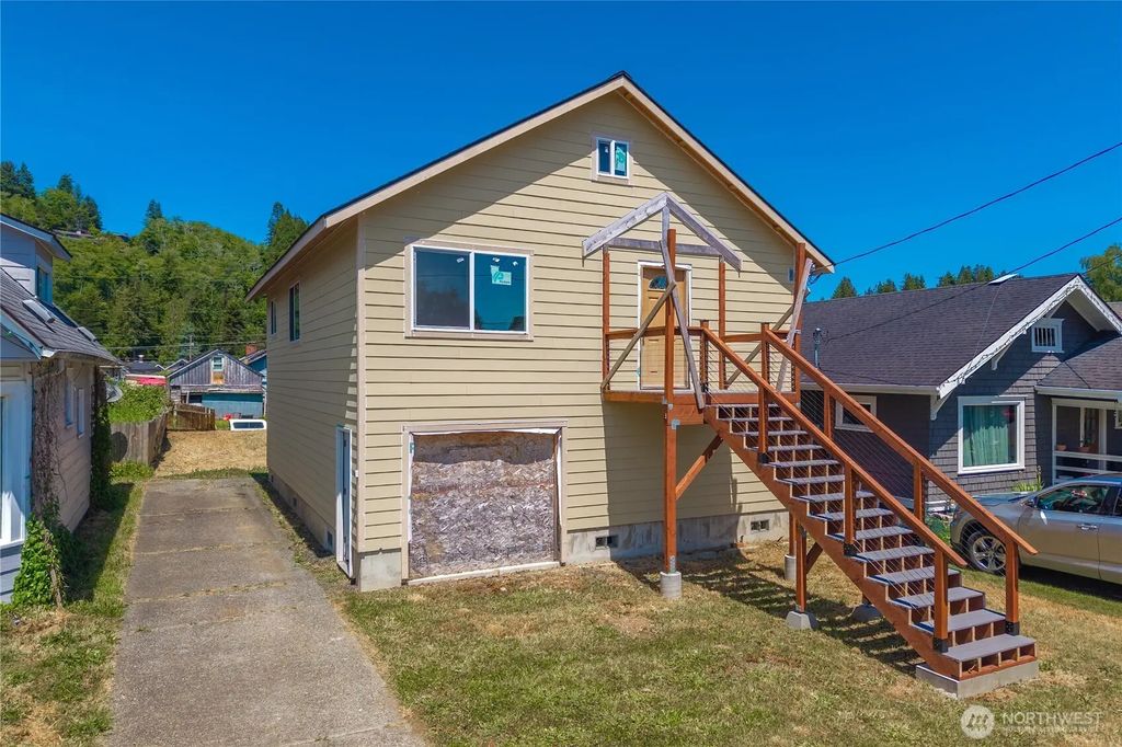 223 Karr Avenue, Hoquiam